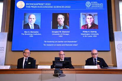 Conferencia de prensa en la Real Academia Sueca de Ciencias en Estocolmo, Suecia. En la pantalla (de izq. a der.) Ben S. Bernanke, Douglas W. Diamond y Philip H. Dybvig.