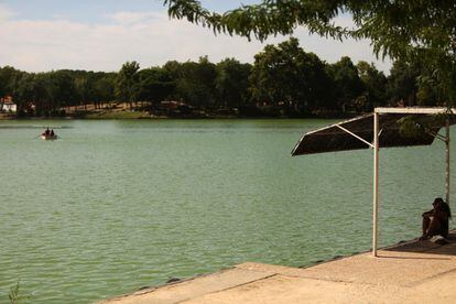 Vista del lago de Casa de Campo. 'Las instalaciones son buenas y hay mucha tranquilidad' confirman unos jóvenes que acuden a la piscina municipal.