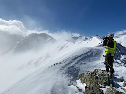 Un soldado del Regimiento de Cazadores de Montaña Galicia 64 vigila la frontera con Francia en el Pirineo de Huesca.