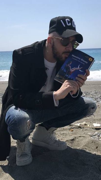 Massimo Bisotti lee su libro 'El cuadro jamás pintado'.