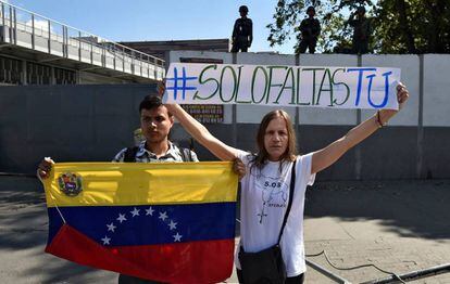 Manifestantes a favor del plan de Guaidó para ofrecer amnistía al Ejército.