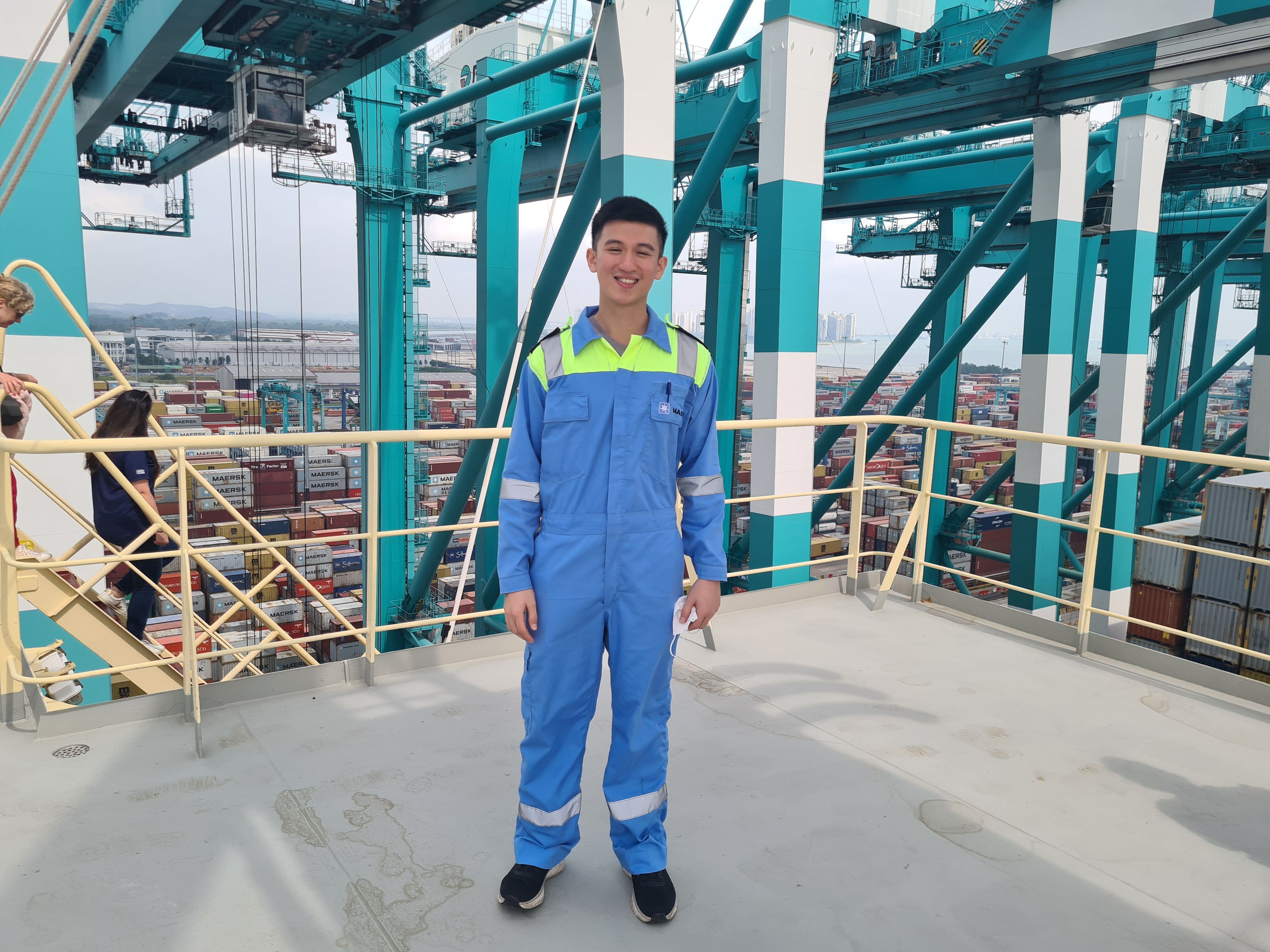 El marinero filipino Miguel Javier, de 22 años, a bordo de un barco de Maersk en el puerto de Malasia.