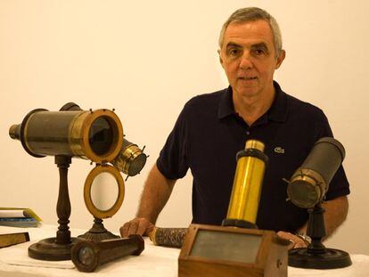 José Lebrero posa junto a piezas de la muestra <i>Máquinas de mirar</i>, en el Centro Andaluz de Arte Contemporáneo en Sevilla.