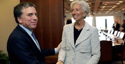 El secretario del Tesoro argentino, Nicol&aacute;s Dujovne, estrecha la mano de Christine Lagarde, directora del FMI.