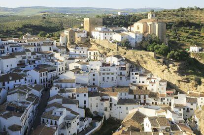 En el extremo occidental de la cordillera Subbética, varios núcleos rurales trazan la ruta norte de los Pueblos Blancos, con lugares tan asombrosos como Setenil de las Bodegas y su calle Cuevas de la Sombra, de casas encaladas y encajadas en el tajo de la roca. Más información: <a href="http://www.setenil.com/turismo/" target="_blank">setenil.com</a>