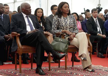 José Eduardo dos Santos, junto a su mujer, Ana Paula dos Santos, y su hija Isabel dos Santos (sentada en segunda fila), en un acto electoral en la bahía de Luanda en agosto de 2012. 