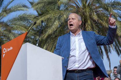 Javier Imbroda, exseleccionador español de baloncesto, y candidato de Ciudadanos por Málaga, en un mitin en Sevilla.