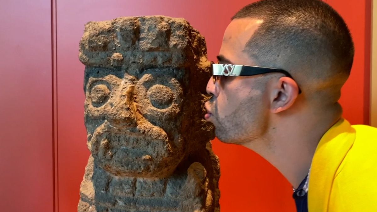 Pepx Romero: Saliva contra el expolio: the controversial performance of an artist who kissed and licked sculptures from the Museum of Anthropology