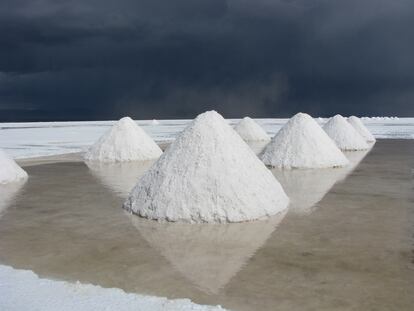 Montones de sal en el salar de Uyuni. De esta sal extraerán el litio las empresas que sean seleccionadas en el proceso diseñado por el gobierno boliviano.