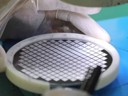 Un empleado fabrica chips en la fábrica de Jiejie Semiconductor Company en Nantong, China