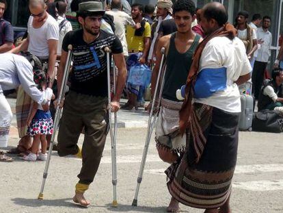 Soldados leales al Gobierno en el exilio, heridos por los Huthi.
