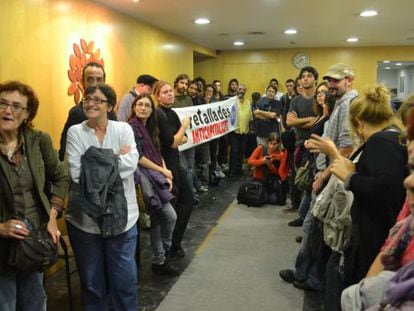 Protesta en la sede de CDC en Barcelona a pocas horas de empezar la campaña.