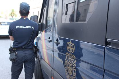 Un agente de la Policía Nacional.