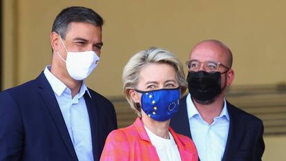 La presidenta de la Comisión Europea, Ursula Von der Leyen,el presidente del Consejo Europeo, Charles Michel, y el presidente del Gobierno, Pedro Sánchez, en su visita a la base de Torrejón de Ardoz (Madrid).