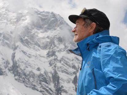 Carlos Soria observa el Annapurna, en una foto tomada durante su expedición