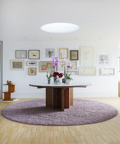 Una mesa de su tío, el Premio Nacional de Arquitectura José Antonio Corrales, es la pieza central del salón.