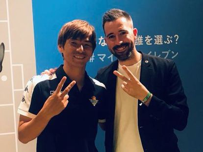 El director de Desarrollo Internacional de LaLiga, Octavi Anoro (a la derecha) junto al exfutbolista Takashi Inui.