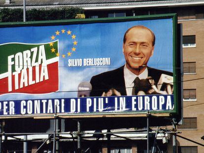 Cartel de Forza italia, el partido de Berlusconi, para las elecciones al Parlamento europeo, en Roma, en 1994.