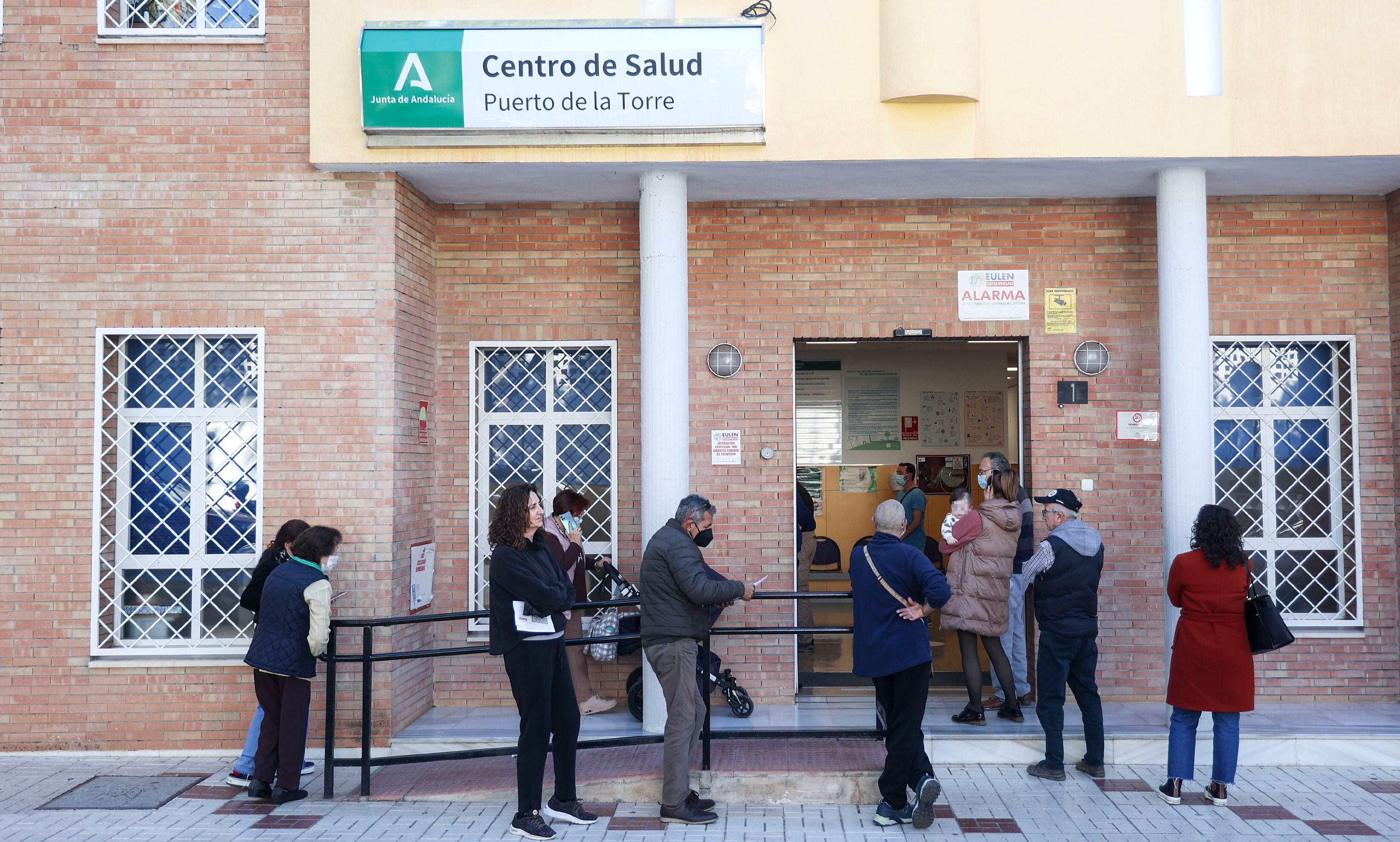 Colas de usuarios en el centro de salud de la barriada malagueña del Puerto de la Torre, el pasado lunes.
