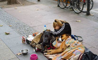 Una indigente, junto a dos perros en una calle de Berlín.