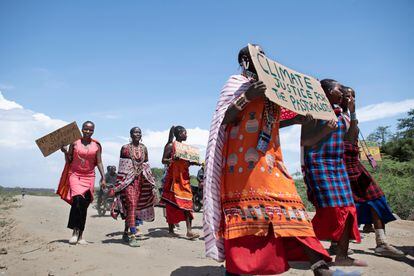 Kenia. Mujeres de la comunidad masai con pancartas en la protesta global “Fridays for turure”
exigen medidas contudentes por parte de los líderes mundiales para hacer frente al cambio climático en la localidad de Kajado. 