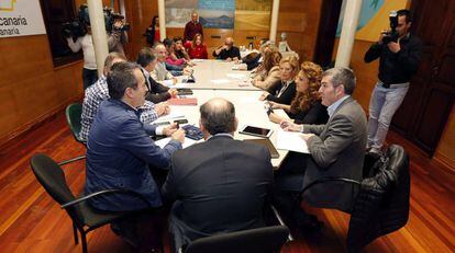 El presidente del Gobierno de Canarias, Fernando Clavijo (d), durante la reuni&oacute;n del comit&eacute; permanente de Coalici&oacute;n Canaria