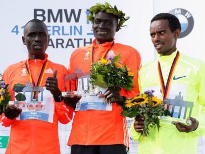 Kimetto, Mutai (izquierda) y Kuma (derecha) en el podio de Berlín.