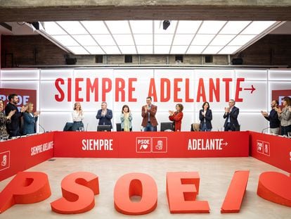 Pedro Sánchez, el lunes con miembros de la ejecutiva federal del PSOE en su reunión en Madrid, en una imagen del partido.