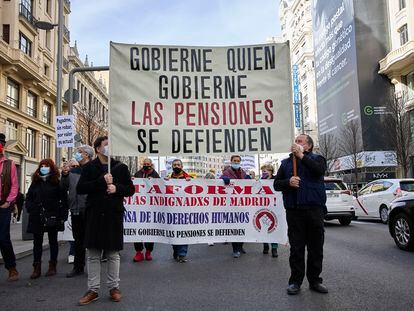 Un grupo de personas pertenecientes al Movimiento de Pensionistas sostiene un cartel durante una manifestación en Madrid, en enero pasado, que dice 'Gobierne quien gobierne las pensiones se defienden".