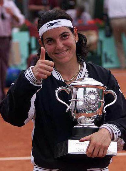 Arantxa Sánchez Vicario sostiene el trofeo de Roland Garros tras derrotar a Monica Seles en 1998.