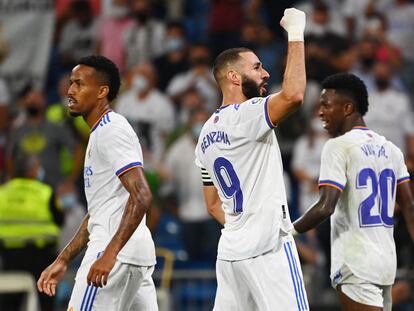 Benzema celebra su tercer gol y el quinto del Real Madrid contra el Celta de Vigo.