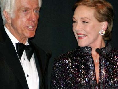 Dick Van Dyke y Julie Andrews llegan a la gala del aniversario.