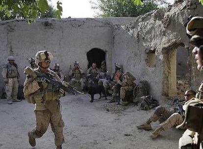 'Marines' de la 2ª Brigada Expedicionaria ocupan una casa tras llegar a la localidad de Nawa, uno de los bastiones talibanes en Helmand.