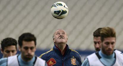 El entrenador espa&ntilde;ol Vicente Del Bosque juega con el bal&oacute;n el 25 de marzo 2013