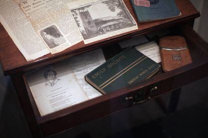 Escritorio de Charlotte Brontë en la casa museo de la familia, en Haworth, Inglaterra.