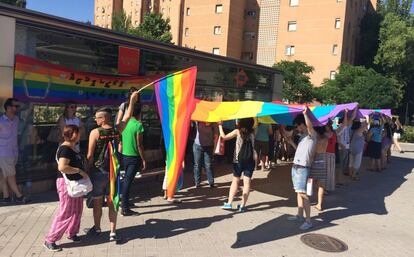 Concentraci&oacute;n por la agresi&oacute;n hom&oacute;foba de San Blas, en el metro de Alsacia.