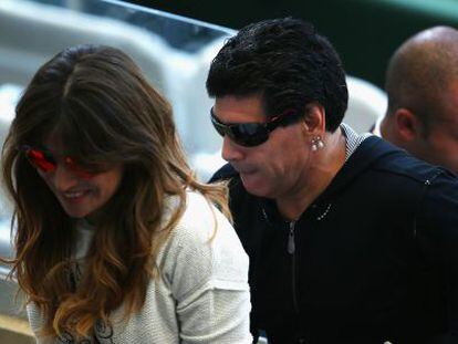 Maradona abandona con su hija el estadio.