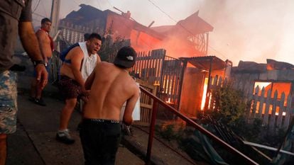 Varias personas intentan sofocar las llamas en sus viviendas.
