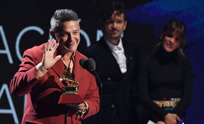 Alejandro Sanz, amb el Grammy llatí a la cançó pop de l'any per 'Mi persona favorita'.