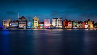 Perfil nocturno de Willemstad, en la isla caribe&ntilde;a de Curazao.