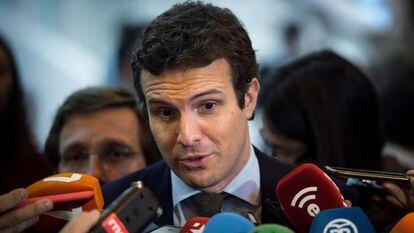 El presidente del PP, Pablo Casado, atiende a los medios durante la Feria Internacional de Turismo (Fitur) en Madrid.