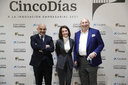 Carlos Núñez, presidente de PRISA Media, junto a Marisa Manzano, directora general comercial de PRISA Media y Fernando Ocaña, consejero de EL PAÍS.  