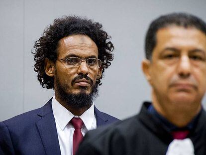 Al fondo, el islamista radical Achmad al Mahdi en la Corte Penal Internacional de La Haya, en septiembre de 2015.
