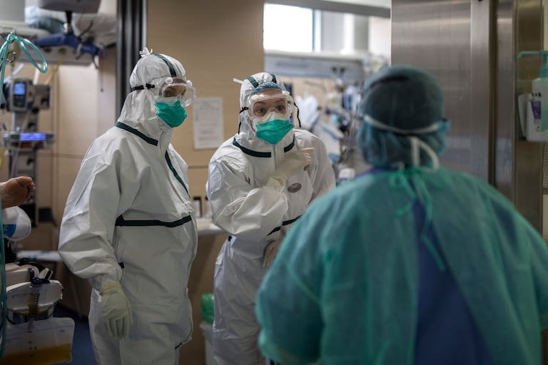Sanitarios en la UCI del Hospital Vall d’Hebron de Barcelona, este domingo.