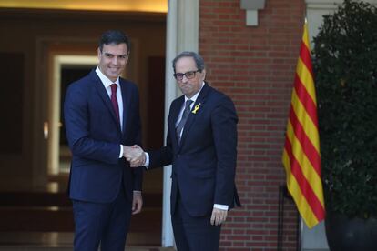 Pedro Sánchez estrecha la mano de Quin Torra en La Moncloa.