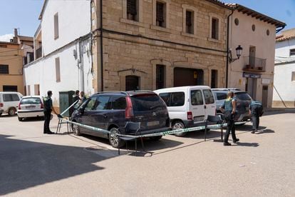 In the photo, the car with which one of the injured arrived in Castellote to ask for help.