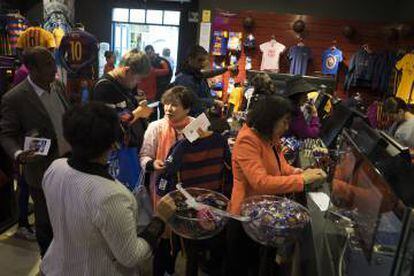 Algunos de los empleados de Tiens en la tienda del Barça de de La Roca Village.