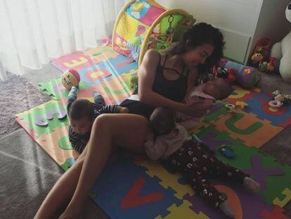 Georgina Rodríguez con los niños en una alfombra didáctica.