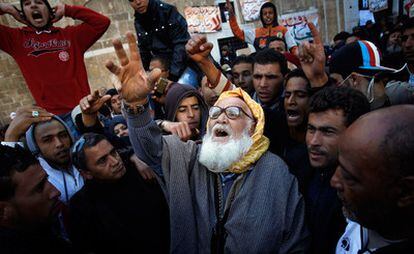 Un hombre, llegado de un área rural del interior de Túnez, lanza soflamas frente la sede del primer ministro en la capital del país magrebí.