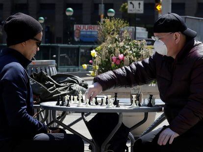 Dos personas juegan al ajedrez en el barrio de Madison Square de Nueva York.